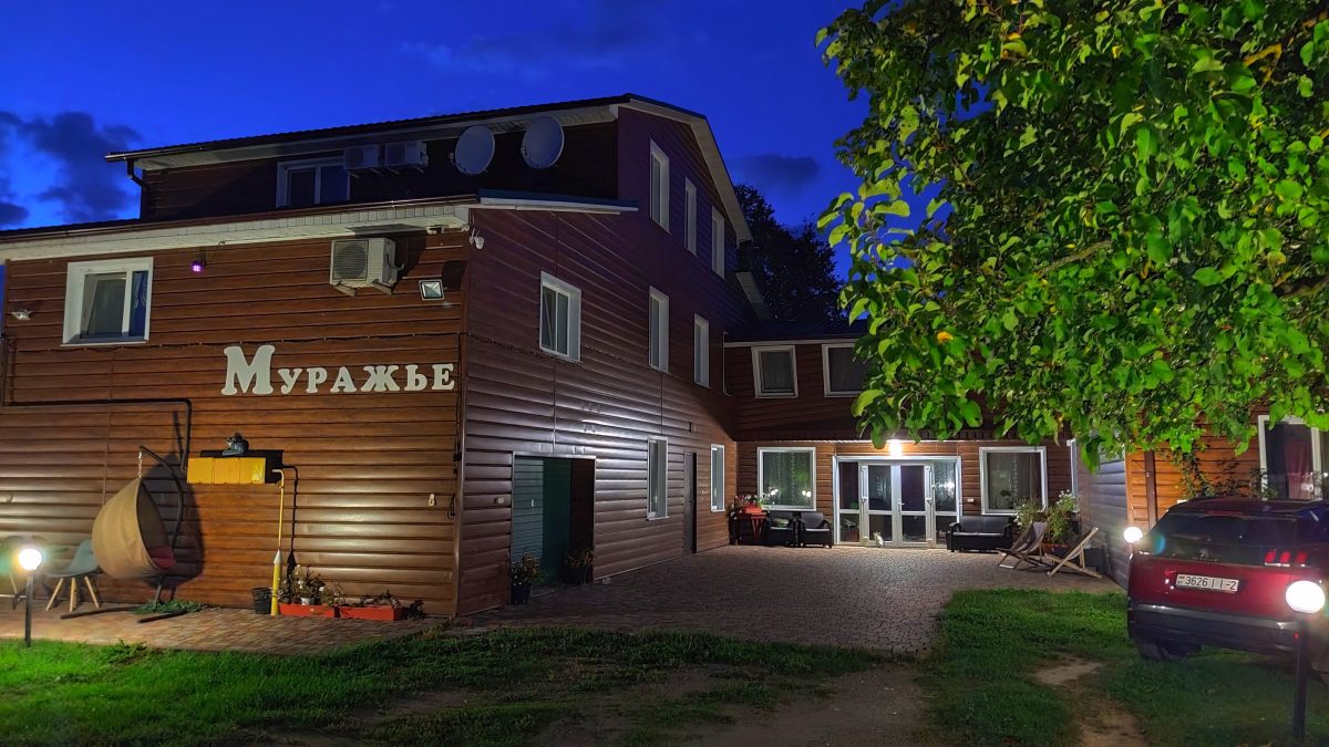 Стоянка для автомобиля находится рядом на территории усадьбы