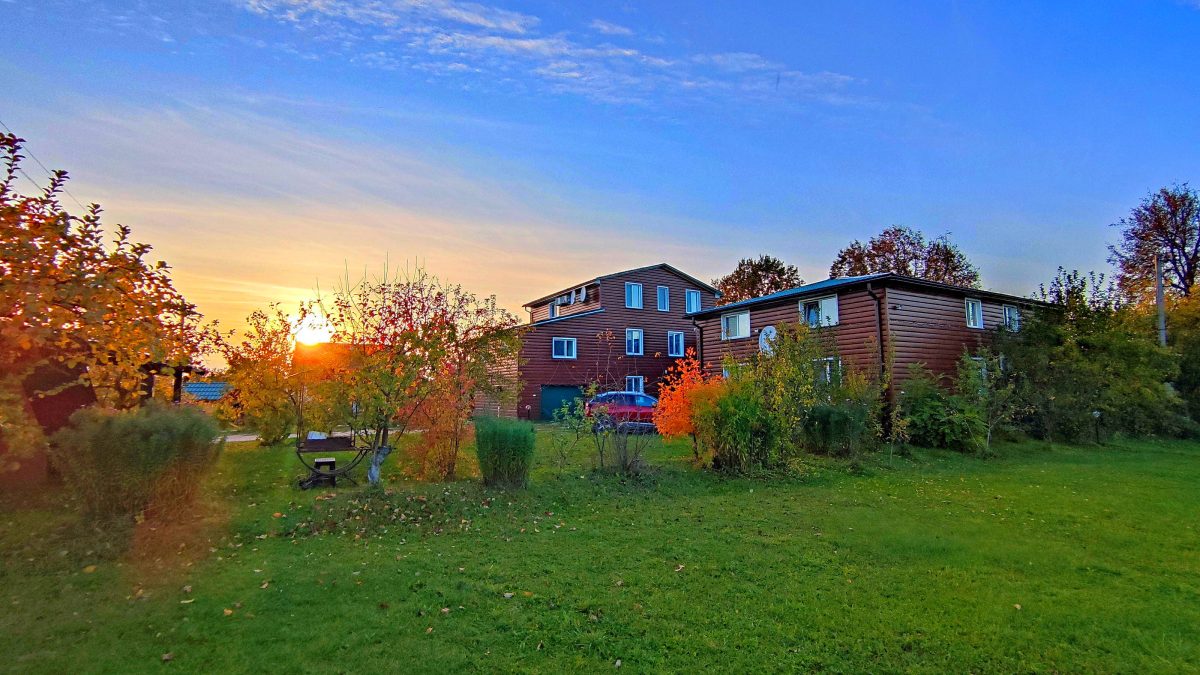 Вход в дуплекс и стоянка находятся с этой стороны здания. Дуплекс состоит из двух апартаментов, расположенных рядом. Бежевые и Сиреневые апартаменты 6-ти местные