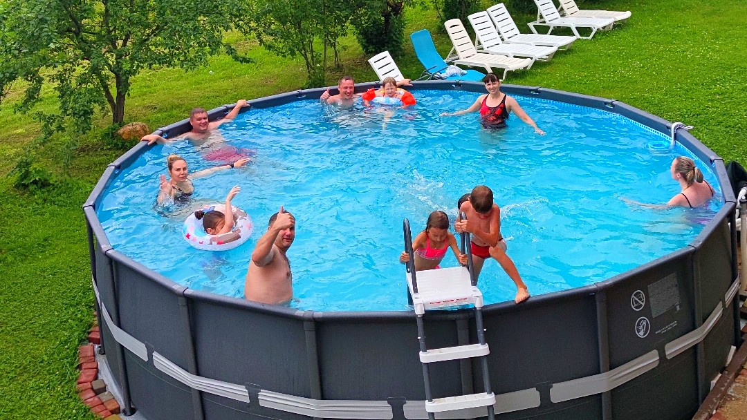 Летом доступен бассейн, который хорошо прогревается от солнца