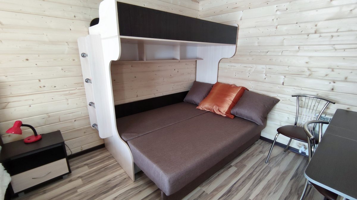 Двухспальный диван-кровать шириной 150 см