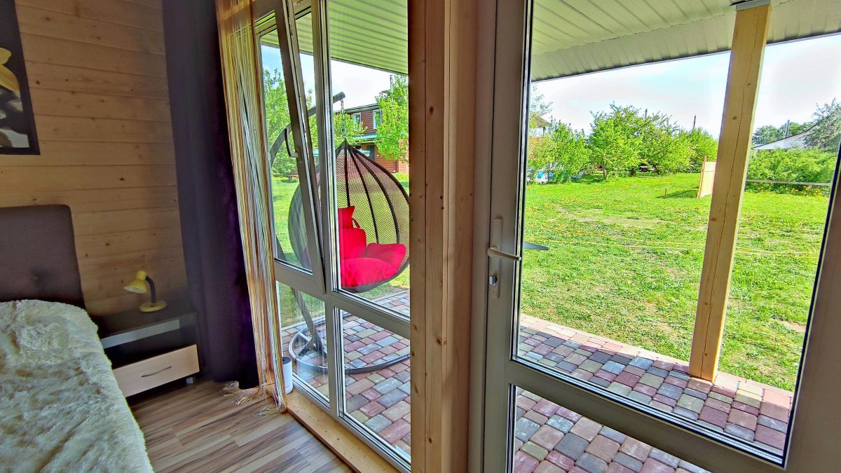 Фиолетовый домик-студия. Панорамное окно, собственная терраса и отдельный вход