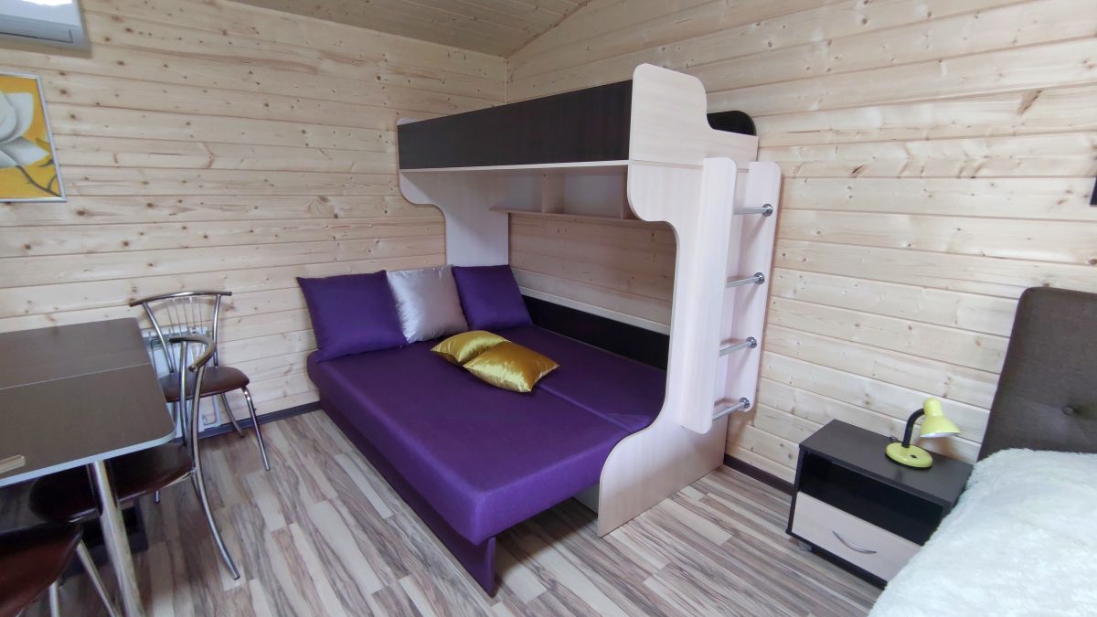 Фиолетовый домик-студия. Диван-кровать раскладывается в спальное место шириной 150 см