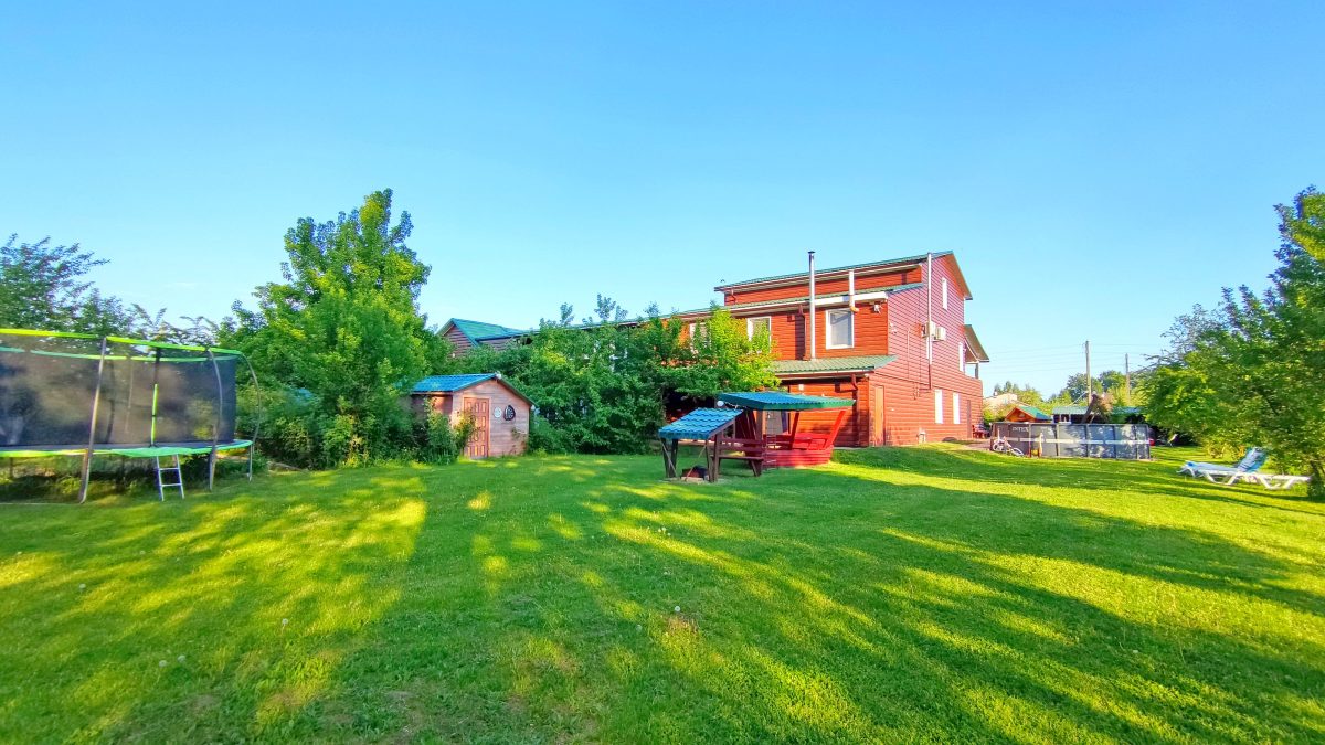 Вход в домик находится с этой стороны здания