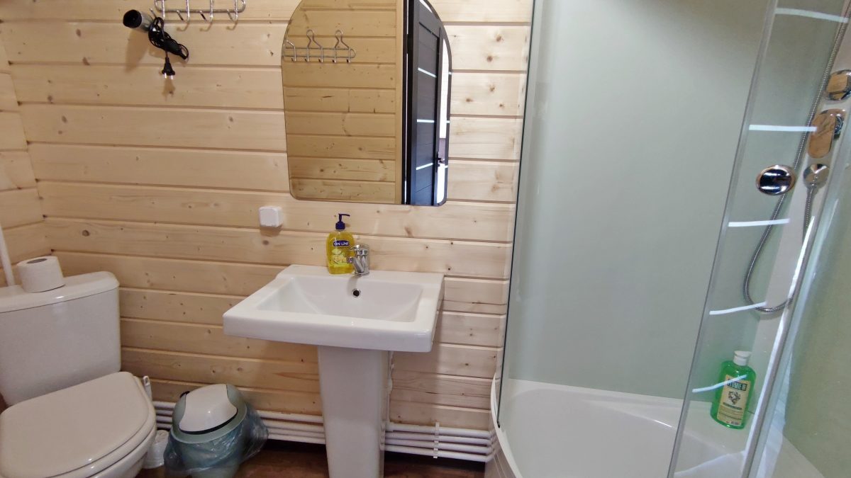 Фиолетовый домик-студия. В ванной комнате полотенца, фен, сушилка и т.д.