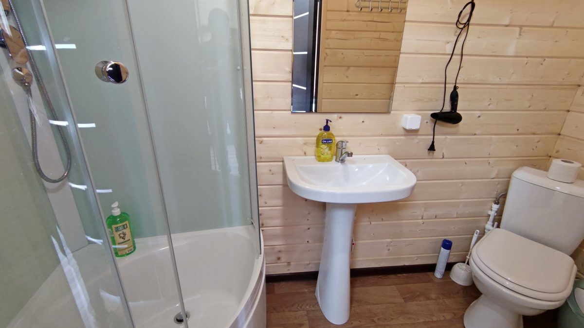 Коричневый домик-студия. В ванной комнате полотенца, фен, сушилка и т.д.