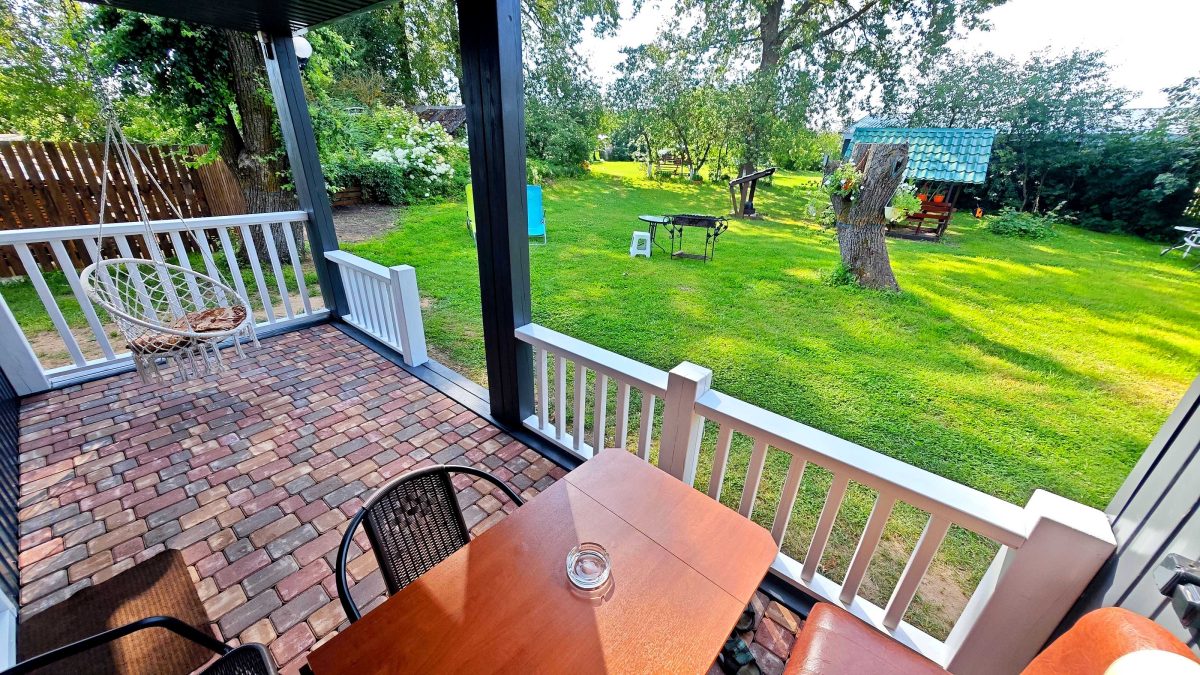 Перед террасой собственная лужайка и мангал со столиком