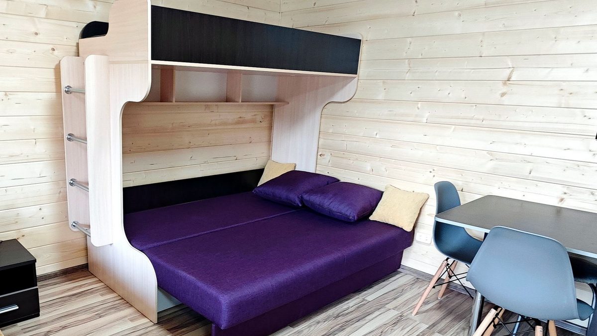 Двухспальный диван-кровать шириной 150 см