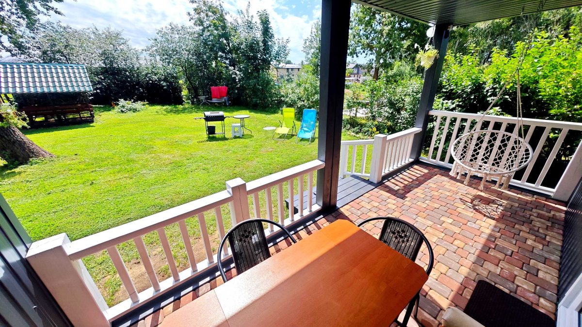 Перед террасой собственная лужайка и мангал со столиком