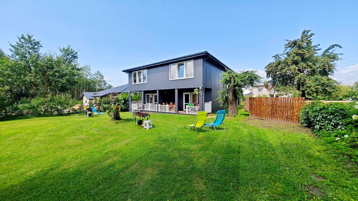 Дом состоит из двух смежных домиков-студий, расположенных рядом.