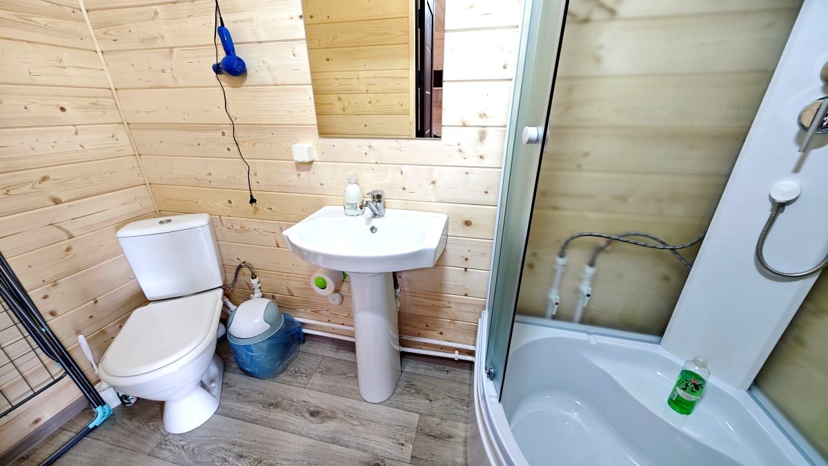 В ванной комнате полотенца, фен, сушилка и т.д.