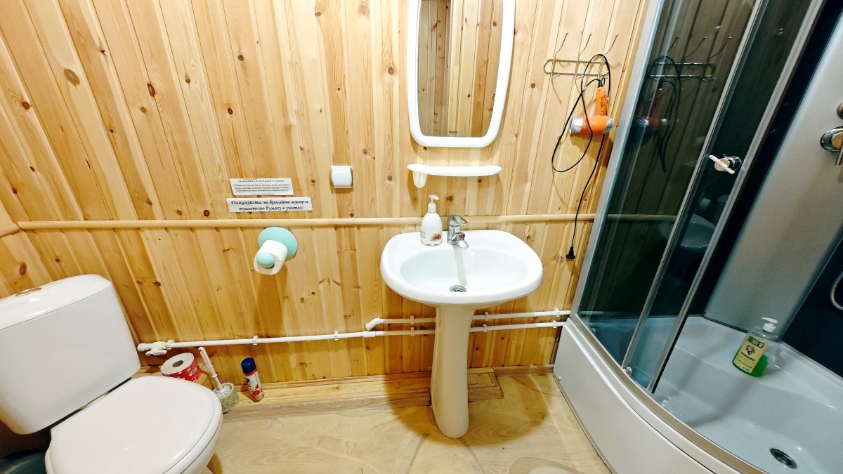 В ванной комнате полотенца, фен, сушилка и т.д.