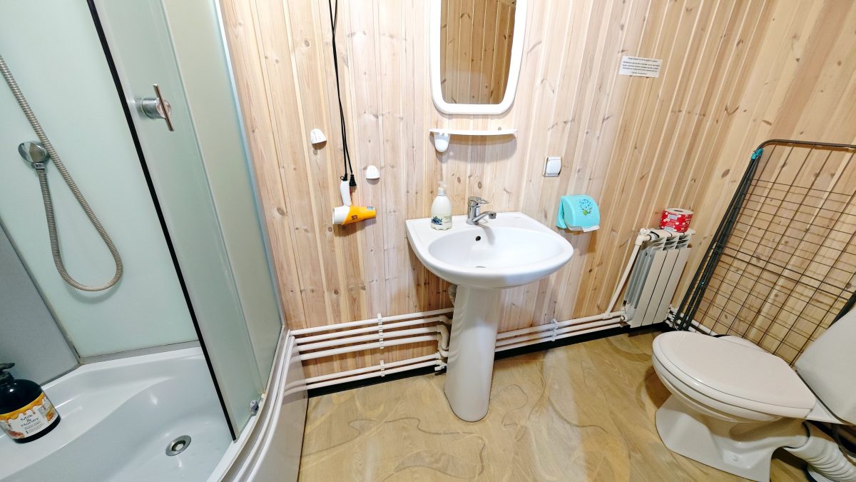 Бежевые апартаменты. В ванной комнате полотенца, фен, сушилка и т.д.