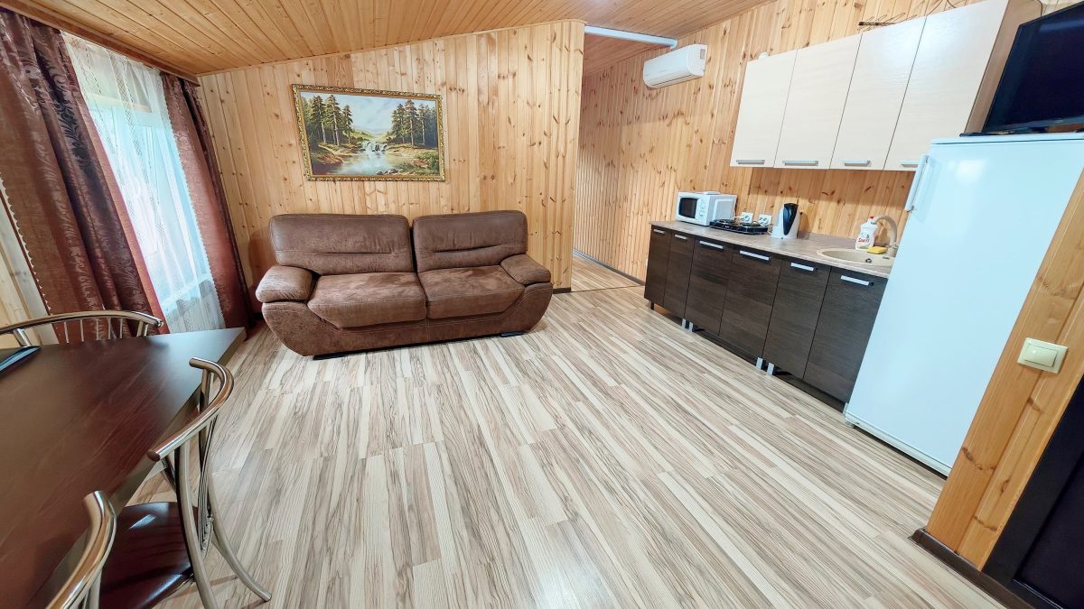 Бежевые апартаменты. Кондиционер, телевизор (8 каналов), две непроходные спальни, кухня-гостиная и ванная комната