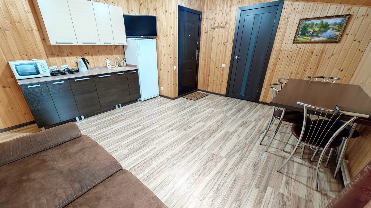 Бежевые апартаменты. Кухня-гостиная оборудована посудой и техникой. Отличный интернет