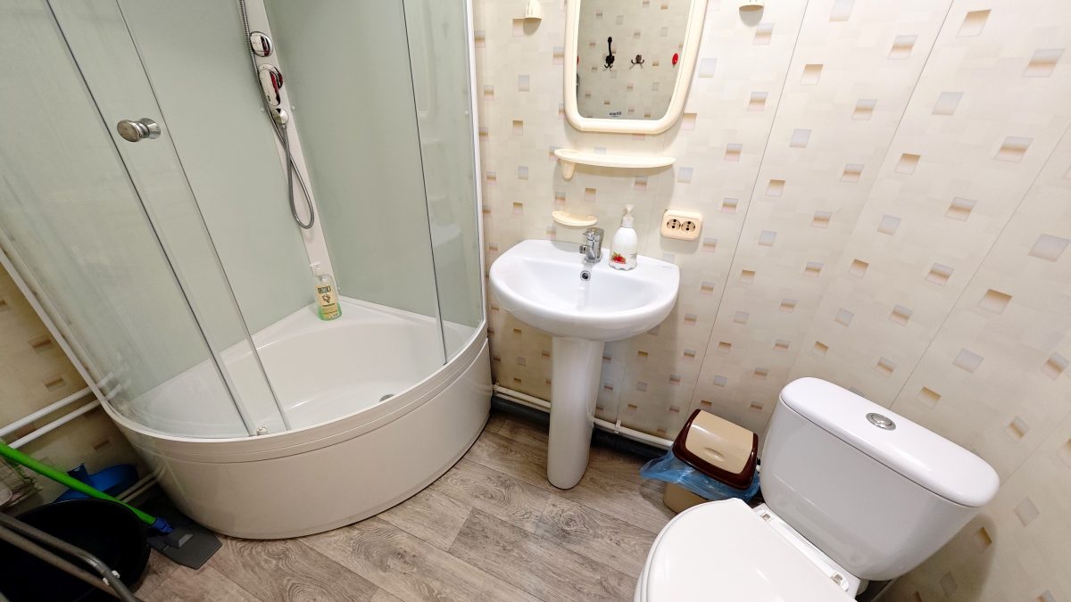 В ванной комнате полотенца, фен, сушилка и т.д.