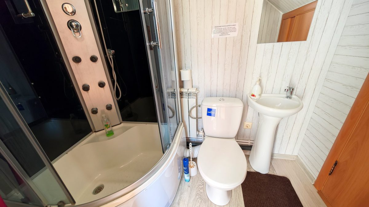 В ванной комнате полотенца, фен, сушилка и т.д.