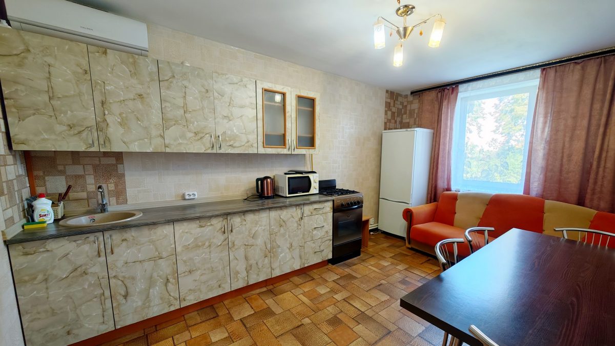 Золотые апартаменты. Кухня оборудована посудой и техникой, в том числе газовой плитой и духовкой