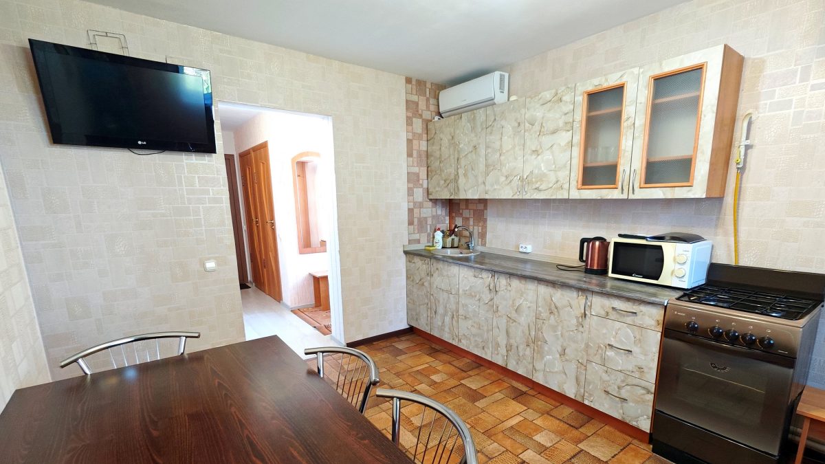 Золотые апартаменты. Кондиционер, интернет, телевизор (8 каналов), стол, стулья