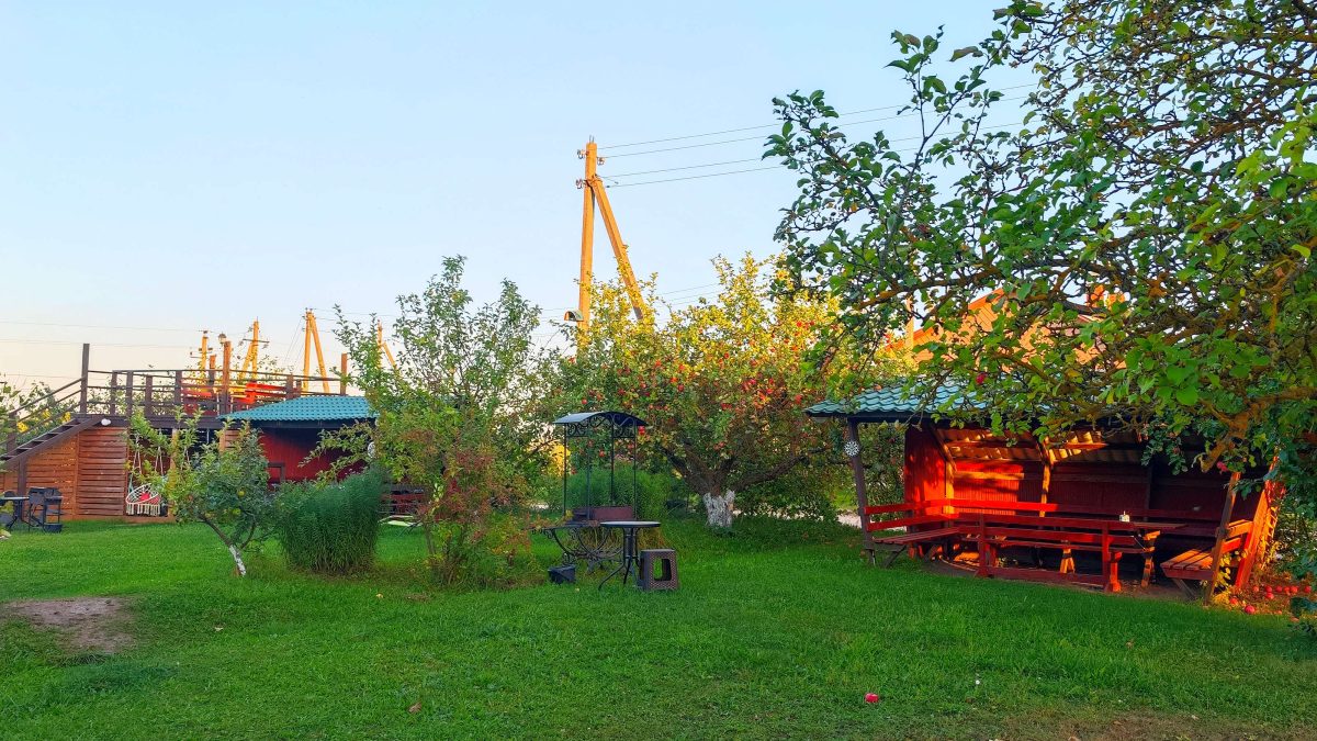 Можно пользоваться любой беседкой и мангалом на территории