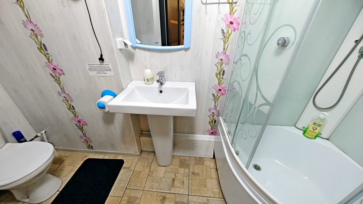 В ванной комнате полотенца, фен, сушилка и т.д.