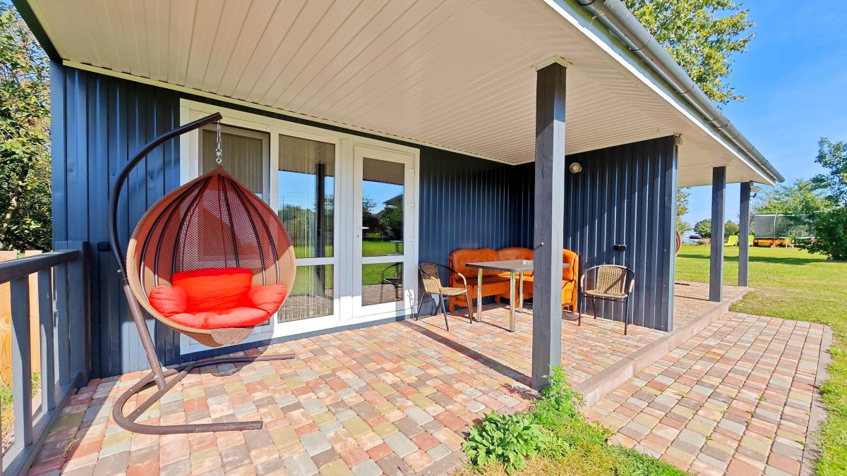 На террасе качели, стол и стулья