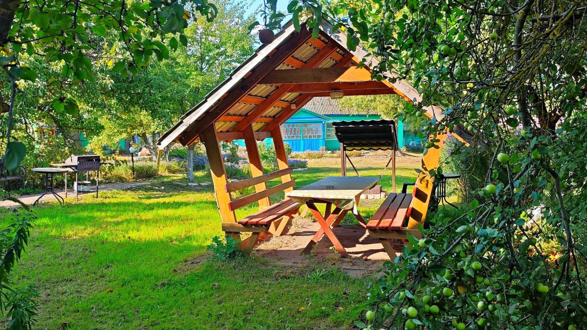 Ближайшая беседка и мангал находятся от апартаментов на расстоянии около 10 метров