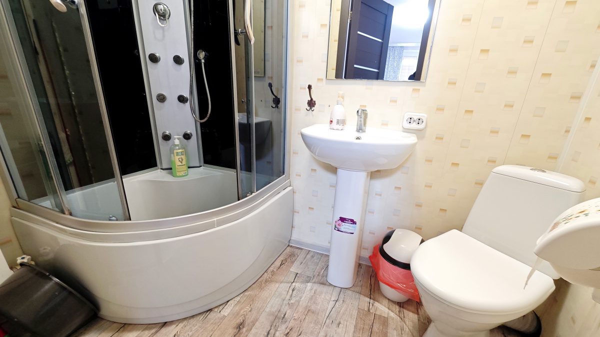 В ванной комнате полотенца, фен, сушилка и т.д.