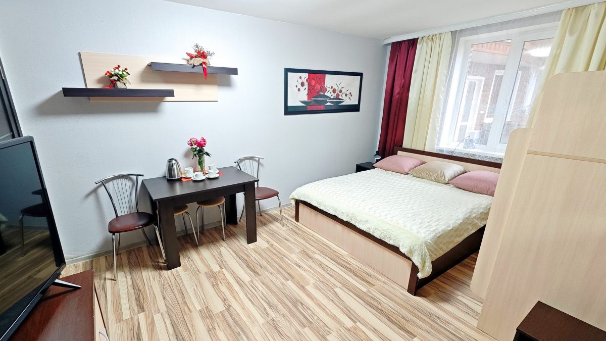 Большая двухспальная кровать шириной 160 см.