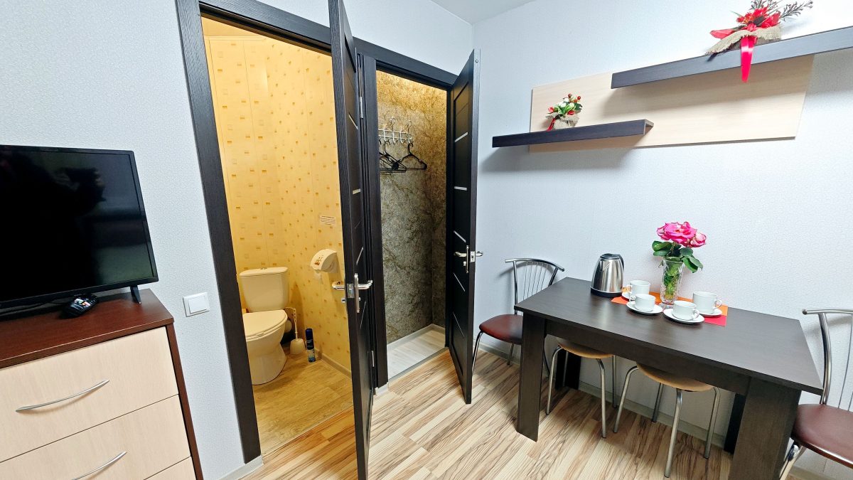 Интернет, телевизор (8 каналов), стол, стулья