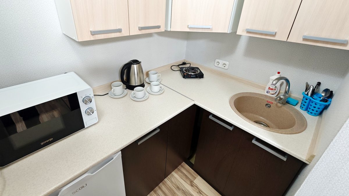 Кухня оборудована посудой и техникой