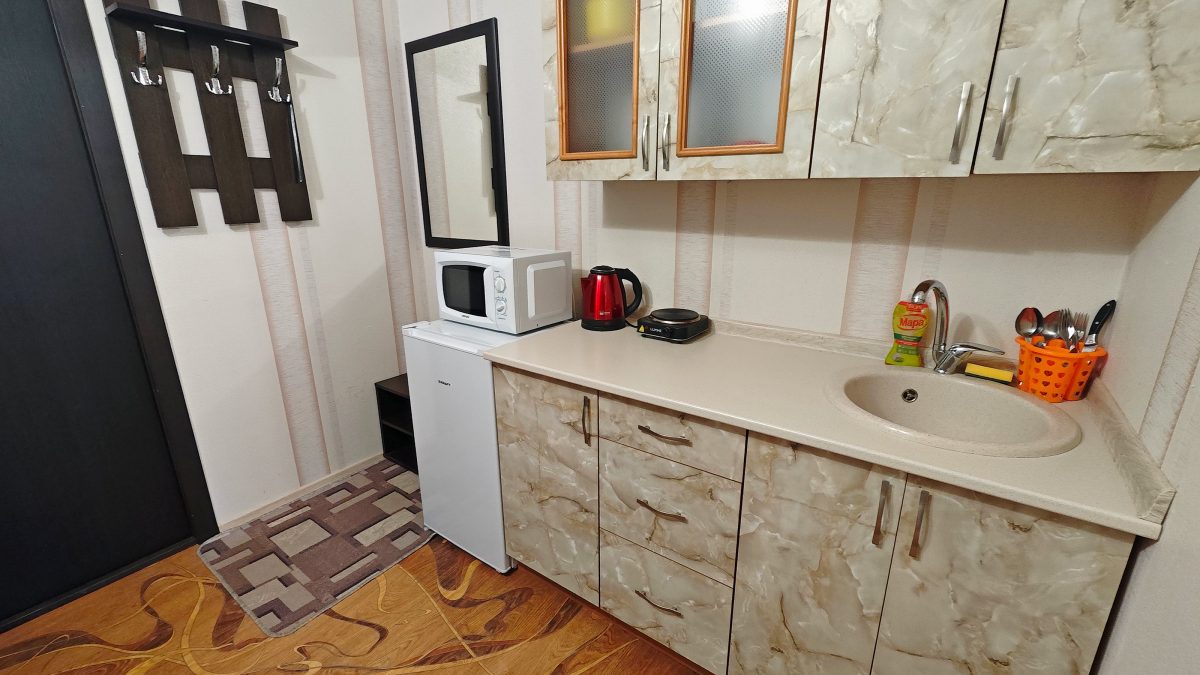 Кухня оборудована посудой и столовыми приборами