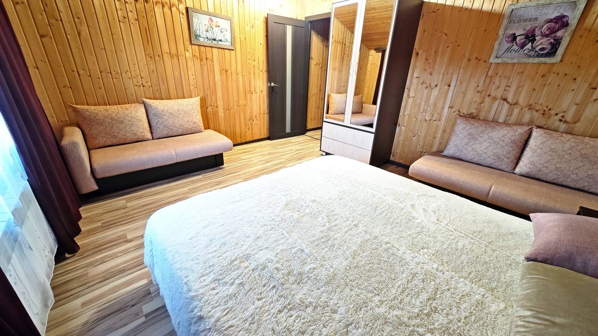 Бежевые апартаменты. Два диван-кровати раскладываются в спальные места длиной 185 см