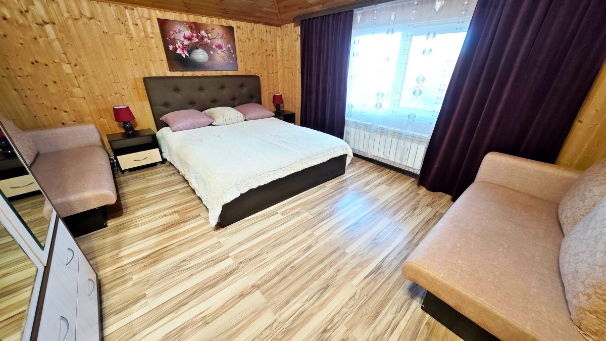 Бежевые апартаменты. Большая двухспальная кровать шириной 160 см. и шкаф с зеркалом в первой спальне