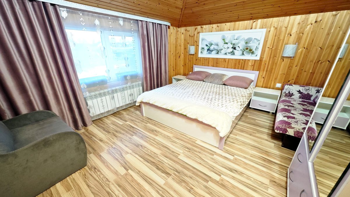 Сиреневые апартаменты. Большая двухспальная кровать шириной 160 см. и шкаф с зеркалом в первой спальне