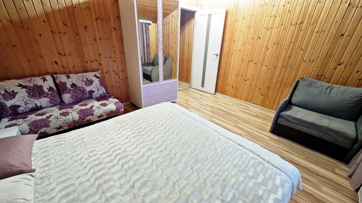 Сиреневые апартаменты. Два диван-кровати раскладываются в спальные места длиной 185 см