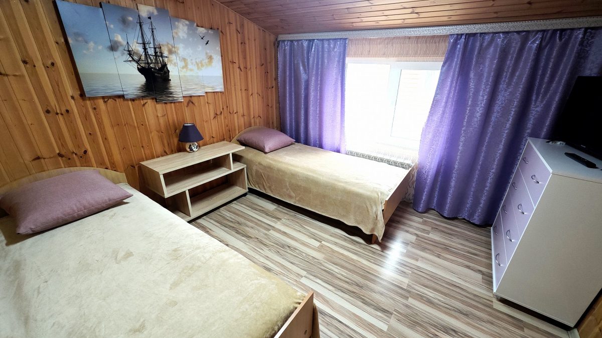 Сиреневые апартаменты. Две односпальных кровати и комод  во второй спальне. Телевизор (8 каналов)