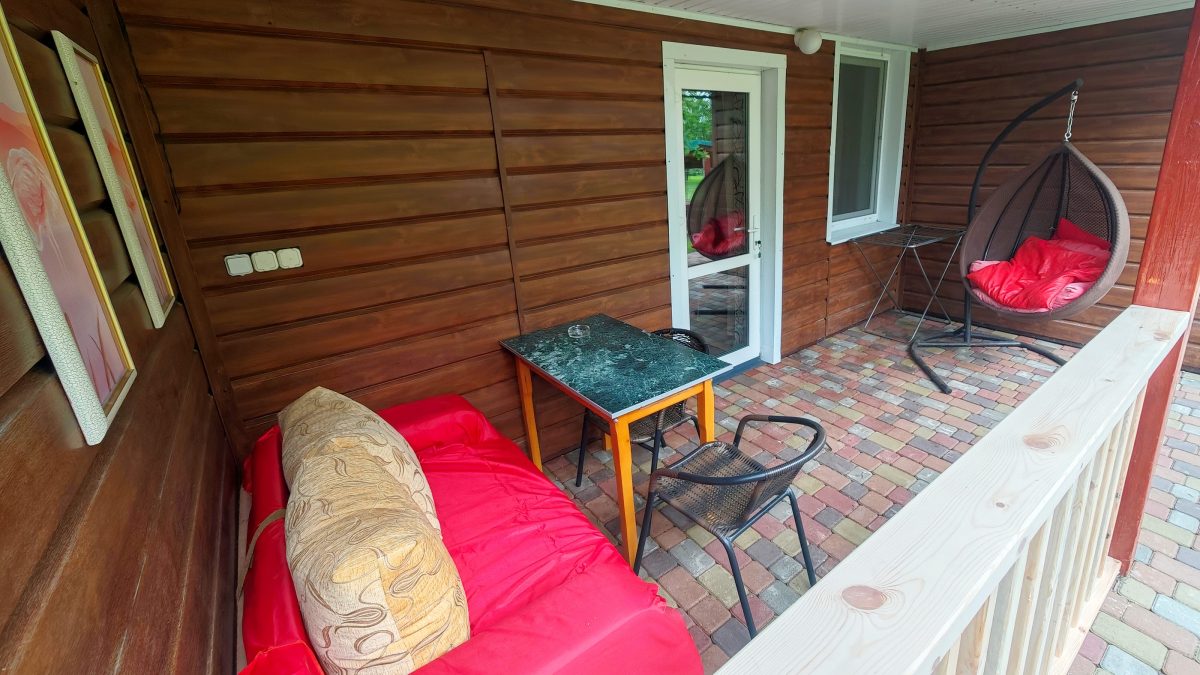 На террасе качели, стол, стулья, диванчик