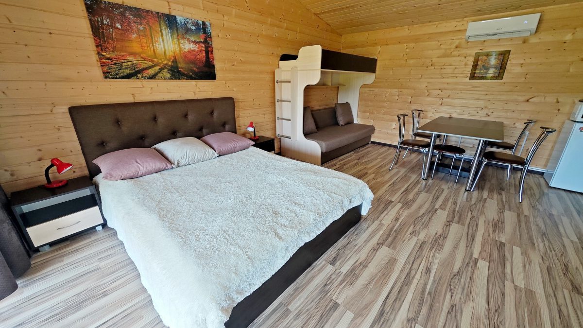 Коричневый домик-студия. Двухспальный диван-кровать  и двухъярусная кровать длиной 185 см