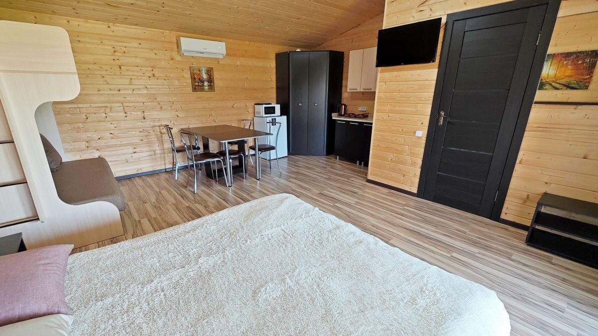 Коричневый домик-студия. Кондиционер, интернет, телевизор (8 каналов), стол, стулья