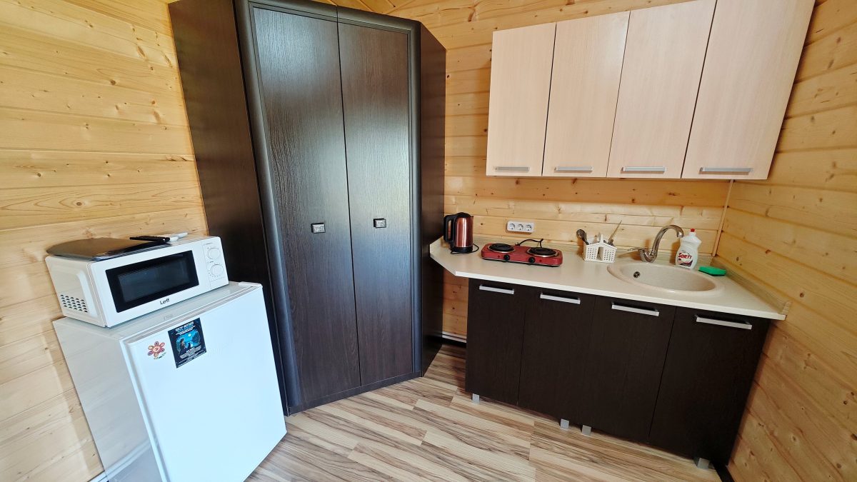 Кухня оборудована посудой и техникой.