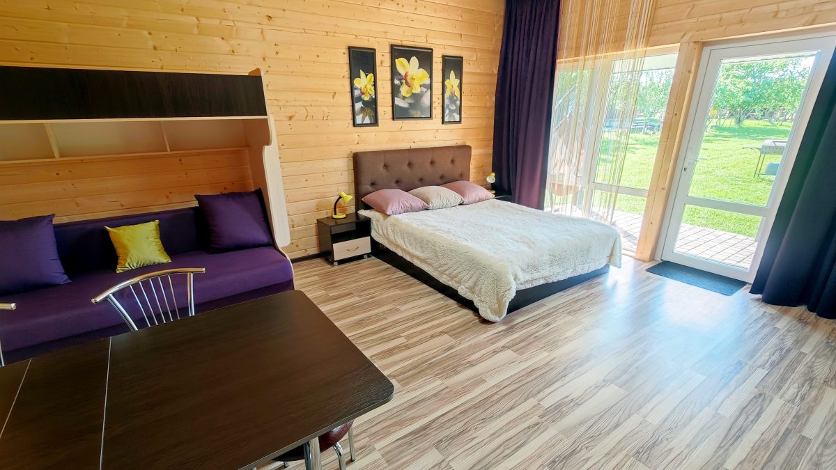 Фиолетовый домик-студия. Большая двухспальная кровать шириной 160 см.