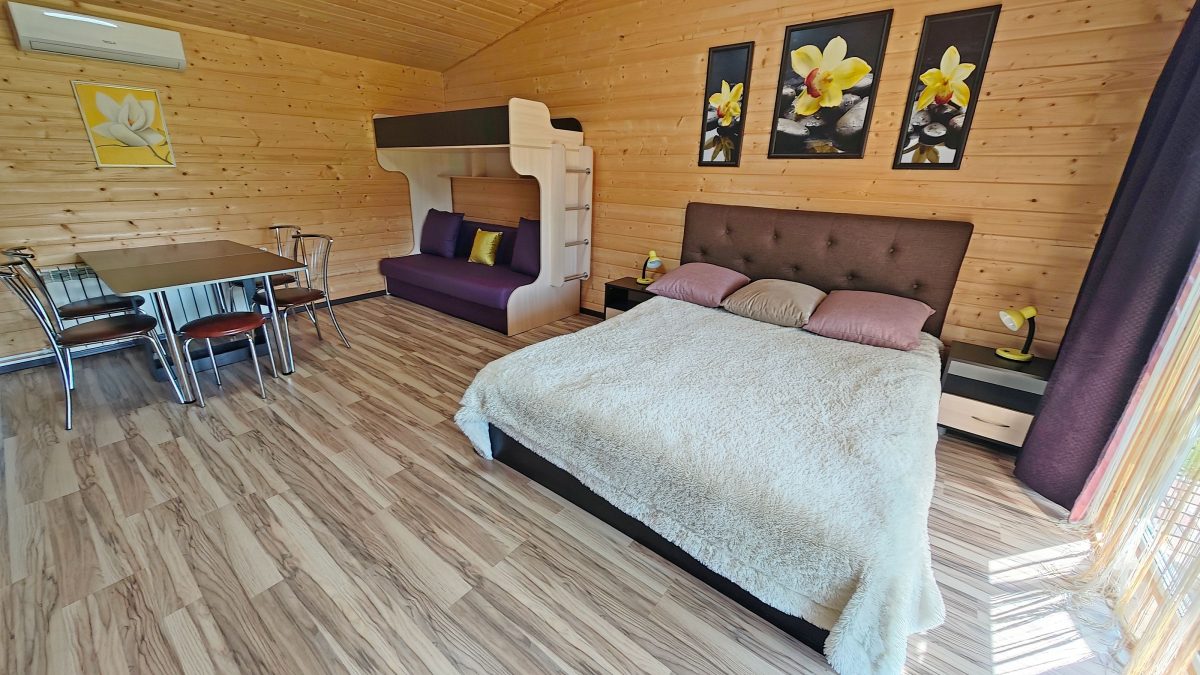 Фиолетовый домик-студия. Двухспальный диван-кровать  и двухъярусная кровать длиной 185 см