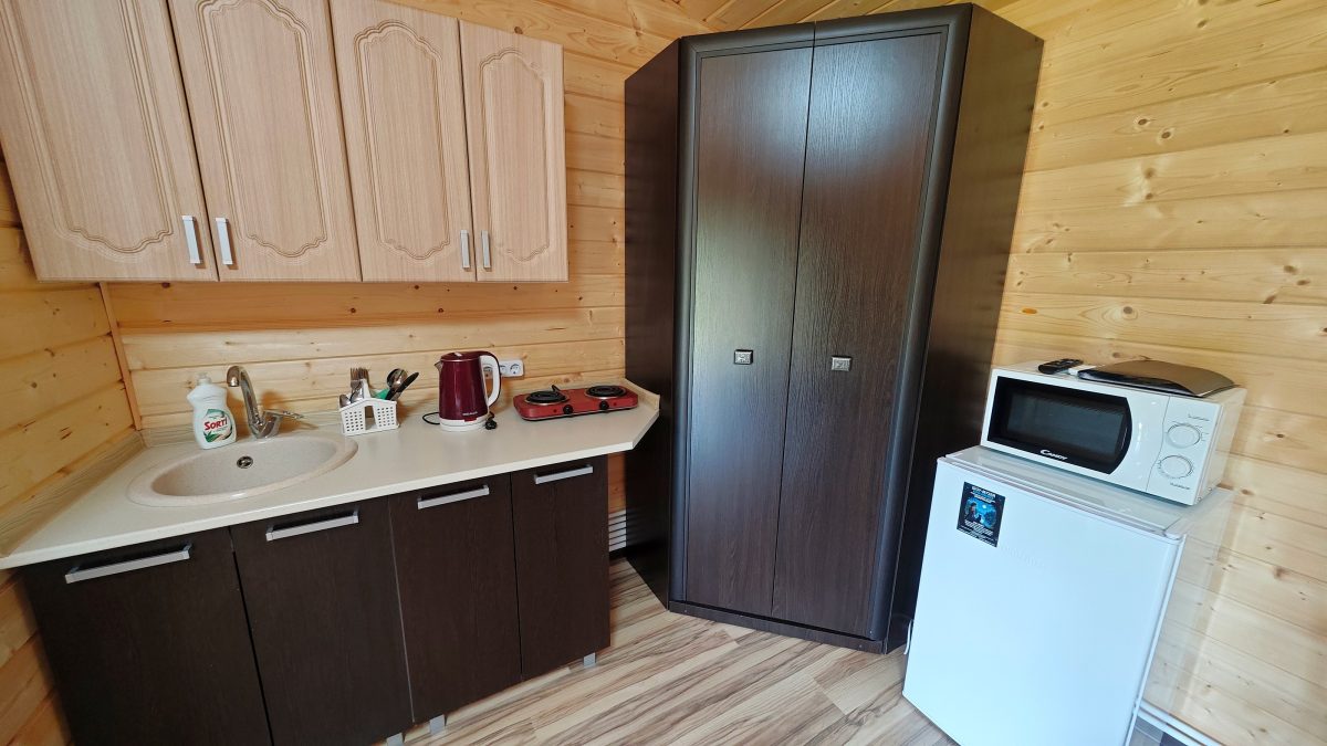 Фиолетовый домик-студия. Кухня оборудована посудой и техникой. Вместительный шкаф для вещей