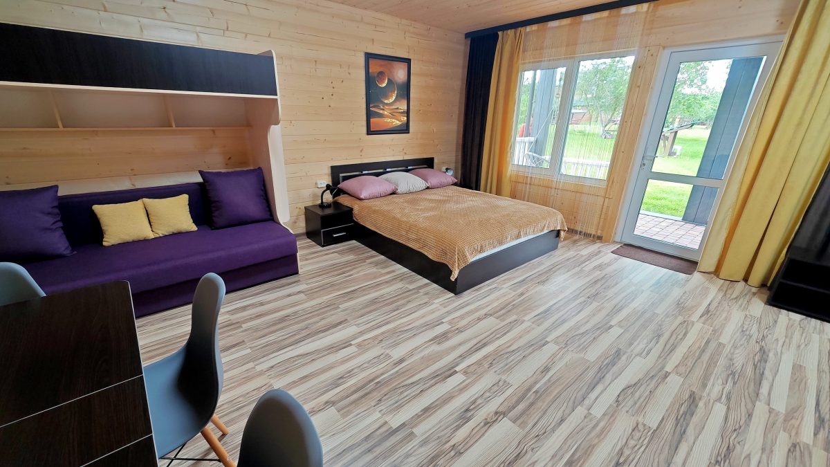 Большая двухспальная кровать шириной 160 см.