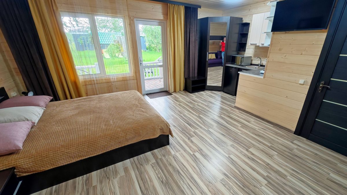 Вместительный шкаф для вещей с зеркалом