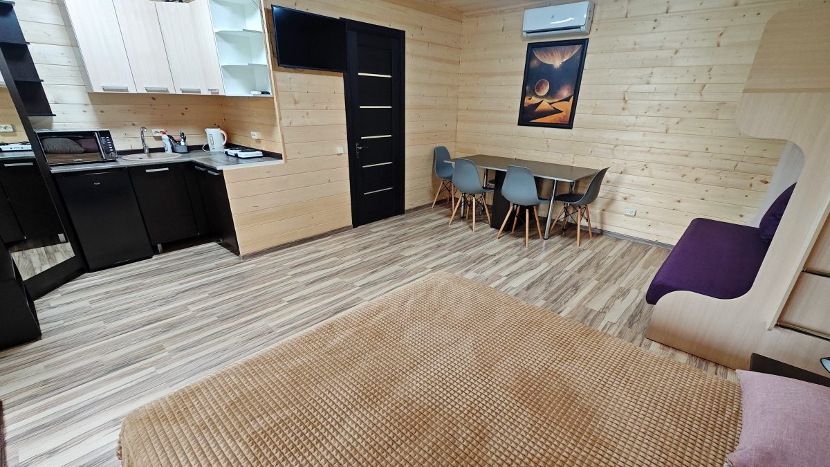 Кондиционер, интернет, телевизор (8 каналов), стол, стулья