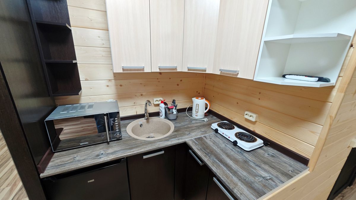 Кухня оборудована посудой и техникой