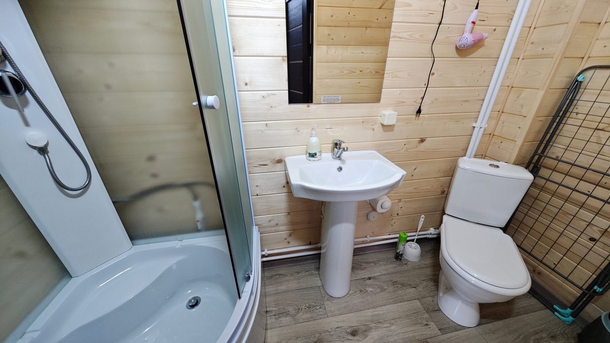 В ванной комнате полотенца, фен, сушилка и т.д.