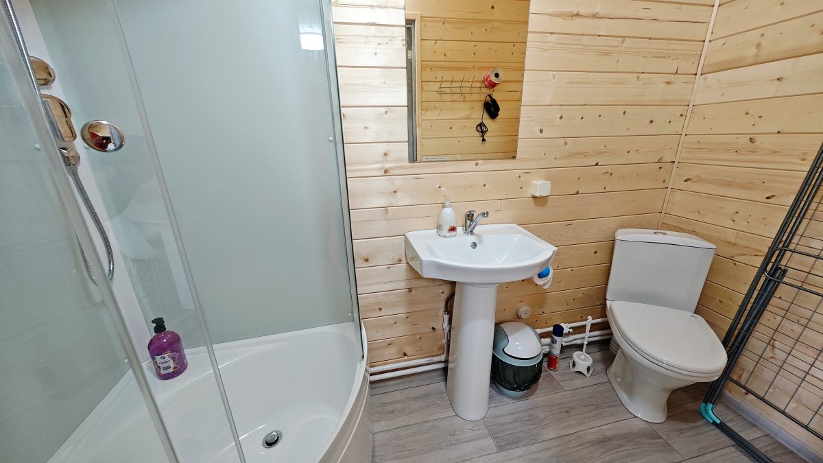 В ванной комнате полотенца, фен, сушилка и т.д.