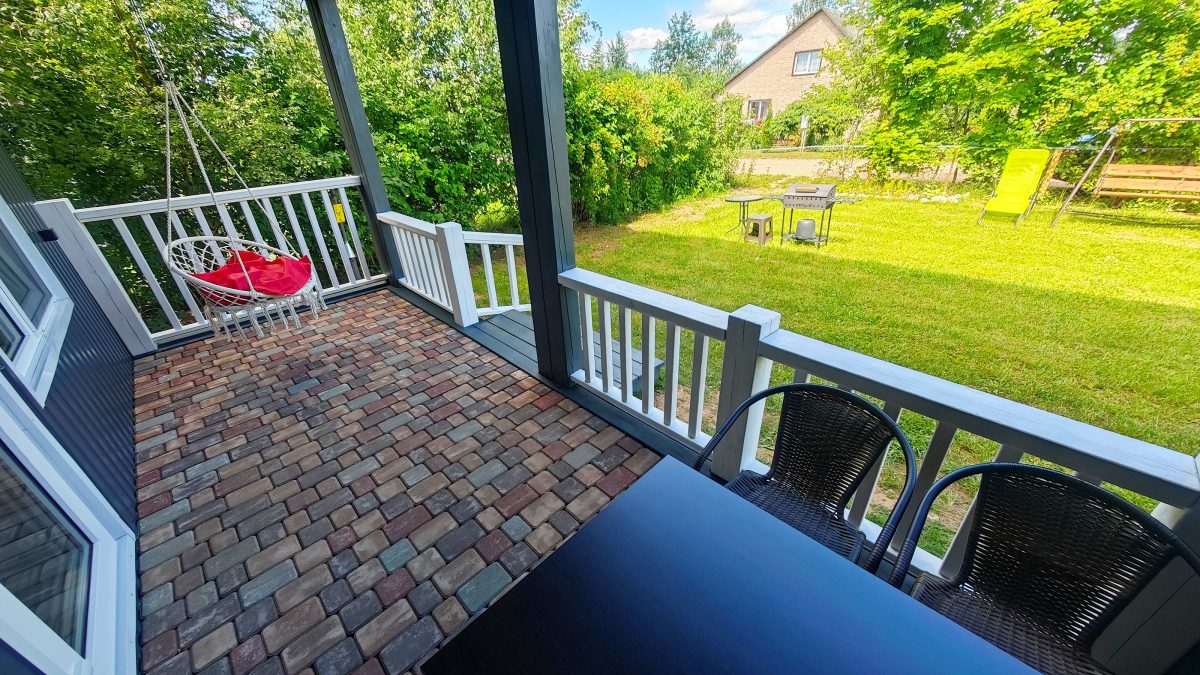 Перед террасой собственная лужайка и мангал со столиком